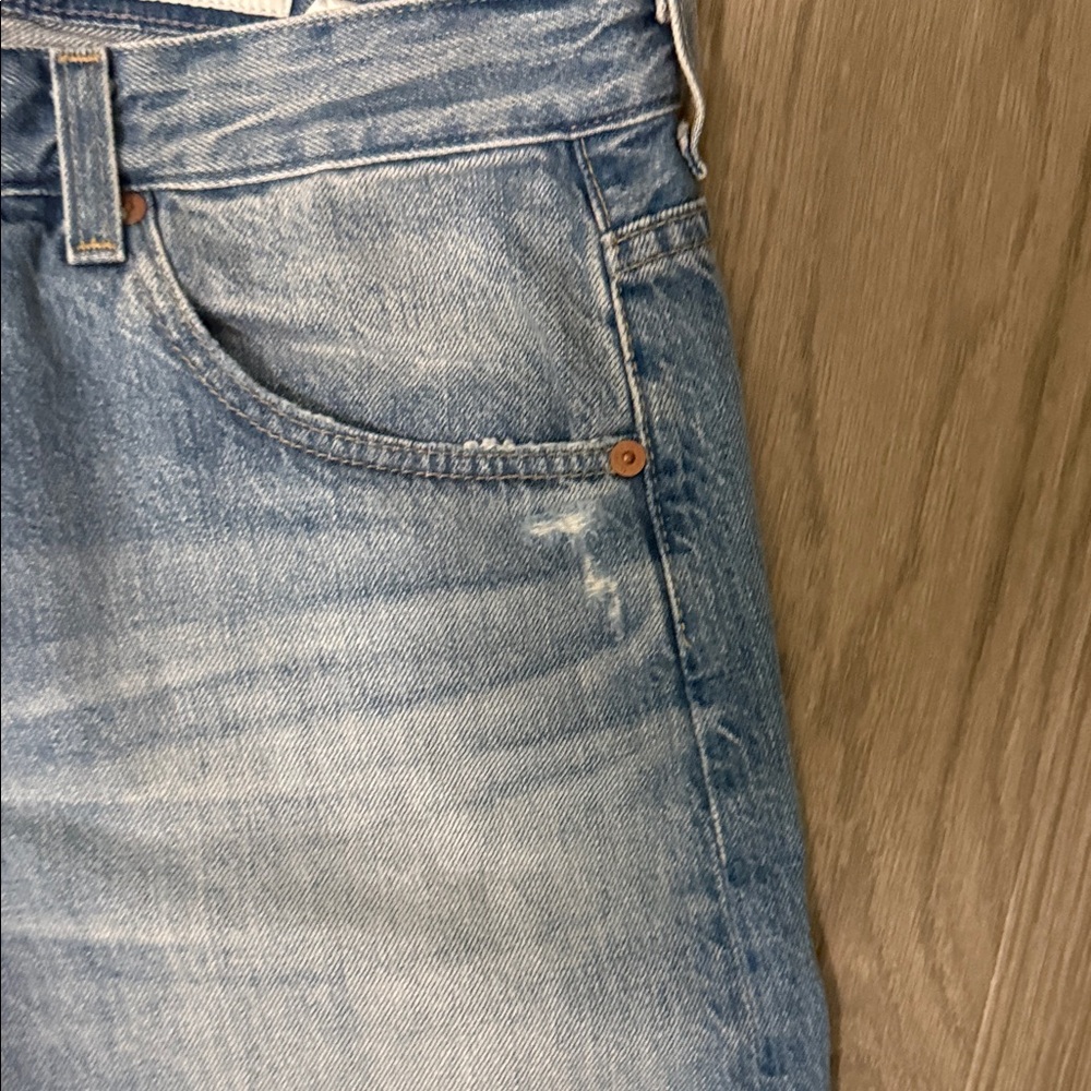 Relaxed Wide-Leg Women’s Jeans in Light Blue Denim - Picture 5 of 8